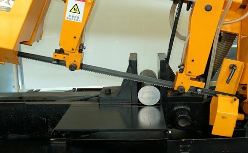 为什么说对切割精度要求不高的可以选择半自动紫金立式带锯床？